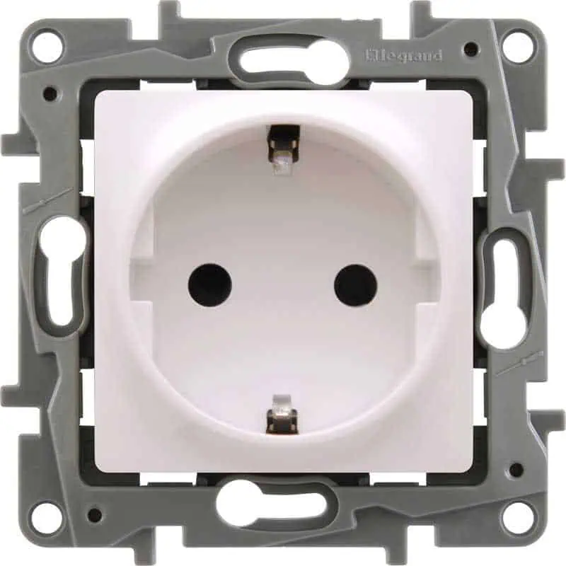 Legrand 768114 Raventi Beyaz Topraklı Priz Legrand 768114 Raventi Beyaz Topraklı Priz